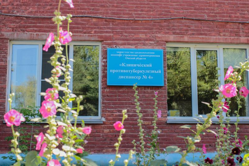 Омские врачи пожаловались на массовые увольнения и давление руководства Медики Омского клинического противотуберкулёзного диспансера 4 заявили что после присоединения к областному диспансеру столкнулись с невыносимыми условиями труда Людей лишают рабочих мест мы вынуждены увольняться из за неадекватного руководства Нас заставляют вступать в профсоюз угрожая не принять на новое место Помогите нас просто выживают говорится в обращении сотрудников По их словам главврач и её заместители позволяют себе хамство унижения и постоянные угрозы увольнения Областной противотуберкулёзный диспансер возглавляет Марина Татаринцева В феврале 2025 года Путин присвоил ей звание Заслуженный врач Российской Федерации