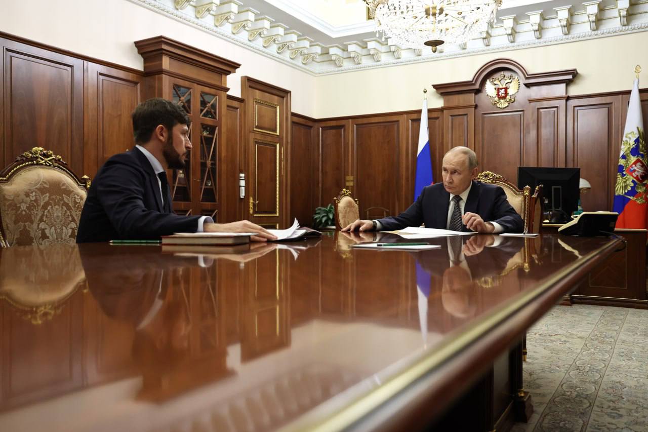 Путин провёл рабочую встречу с помощником президента Русланом Эдельгериевым сообщили в Кремле Тема встречи международное регулирование использования водных ресурсов Подписаться Читать эксклюзив