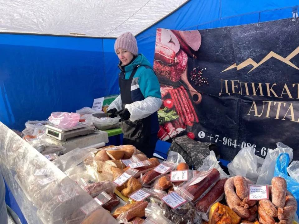 Барнаульцы закупились на 7,7 млн рублей на продуктовых ярмарках  Наибольшим спросом у покупателей пользуются мясо и мясные полуфабрикаты, рыба мороженая и готовая, колбасные изделия и мясные копчености.  По результатам анализа цены на ярмарках в среднем ниже на 19,35%  3,7% – 35% , чем в торговых сетях, и на 14,7%  7% – 22,4% , чем на ярмарках города, сообщили в администрации города.    ТОЛК