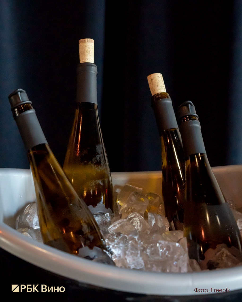 Продажи алкоголя в России в 2025 году стали минимальными за восемь лет  По данным Росалкогольтабакконтроля объем розничных продаж по сравнению с годом ранее сократился на 9 3 с 226 9 млн дал до 205 7 млн дал  Сильнее всего упали продажи игристых вин на 3 2 а ликерные вина просели на 10 7 за год По словам вице президента Ассоциации экспертов рынка ретейла Александра Ставцева ключевым фактором стали слабые предновогодние продажи Сейчас вино это продукт для особого случая Это означает более редкое потребление Он просто совершает реже покупки сокращает чек или переходит в из категории вина в другие слабоалкогольные напитки добавил эксперт  Снижение затронуло и крепкий алкоголь Объемы продаж спиртных напитков с долей этилового спирта выше 9 упали на 1 1 коньяка на 9 2 водки на 3 6 Продажи водки и коньяка уменьшились главным образом из за повышения акцизов и роста минимальных цен считает Ставцев Билеты можно купить здесь времявина Подписаться Время вина