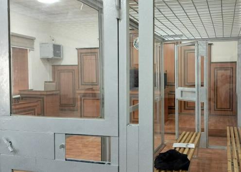 Узбекистанца попавшего на СВО из российской колонии приговорили к ограничению свободы Наманганский суд по уголовным делам приговорил гражданина Узбекистана Р С участвовавшего в специальной военной операции СВО на стороне российских войск к 3 5 годам ограничения свободы Мужчину признали виновным по статье о наемничестве Уголовного кодекса республики сообщает UzNews uz со ссылкой на вердикт суда Как следует из материалов дела в 2021 году узбекистанец выехал в РФ на заработки Там через какое то время его задержали по подозрению в незаконном обороте психотропных веществ Российский суд назначил мигранту 9 5 лет колонии В период отбывания наказания представители Министерства обороны предложили иностранцу вступить в армию За подписание контракта с ведомством заключенному пообещали помилование денежное вознаграждение и предоставление гражданства России Далее на нашем сайте Актуальные новости из Центральной Азии fergananews