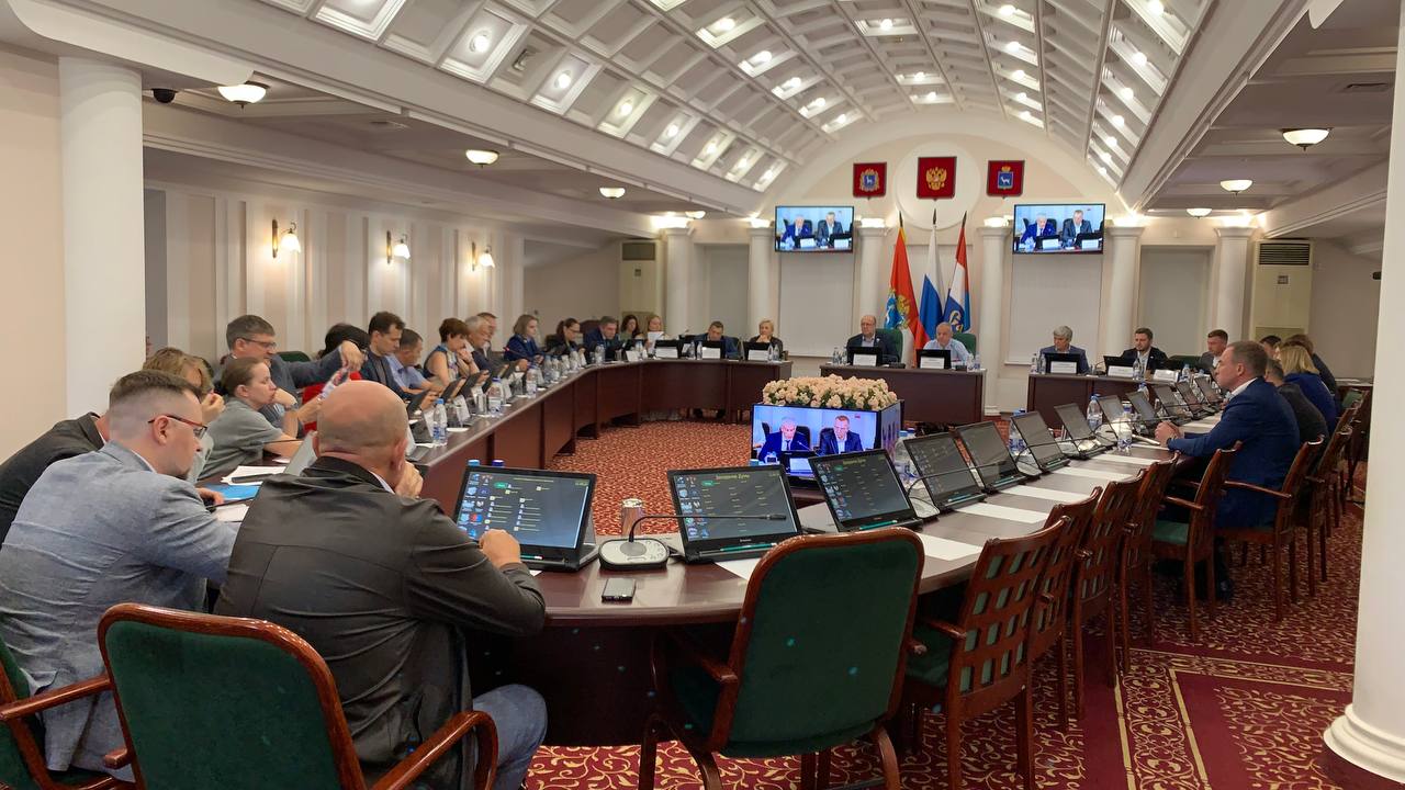 В Думе г о Самара проходит заседание комитета по бюджету налогам и экономике Думы городского округа Самара седьмого созыва На нем обсуждают введение туристического налога и туристических ставок с дифференциацией по годам Нововведение коснется гостиниц и отелей Минимальная сумма налога 100 рублей за посетителя за суточное размещение Туристическая ставка с дифференциацией по годам будет распределяться следующим образом в 2026 м году 1 а к 2030 му году в планах увеличить на 5 Прогноз поступлений в казну впечатляет они могут составить 95 млн уже к концу 2026 года Это даст возможность развивать туристическую отрасль Туристический налог вступит в силу уже 1 января 2026 го года Другие города миллионники России ввели такой сбор еще в прошлом году ГТРК Самара