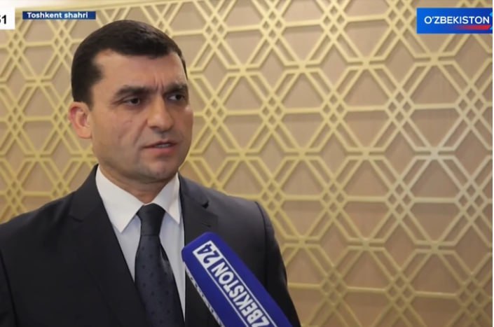Министр здравоохранения Узбекистана Асилбек Худаяров призвал женщин соблюдать интервалы между беременностями пишет gazetauz С начала года выявлено 155 случаев ранних браков среди девочек в возрасте от 15 до 17 лет Министр отметил что президент Шавкат Мирзиёев высказал серьёзную критику по этой проблеме По словам Асилбека Худаярова в стране до сих пор случаются и родственные браки которые как доказала медицина значительно повышают риск рождения детей с инвалидностью Кроме того встречаются случаи когда женщины беременеют дважды в течение одного года что приводит к рождению ослабленных детей Президент поручил усилить совместную работу системы здравоохранения махаллинских комитетов женских организаций и местных властей чтобы предотвратить такие ситуации Минздрав проведёт широкую просветительскую кампанию а случаи ранних и родственных браков будут разбираться на уровне махаллей Актуальные новости из Центральной Азии fergananews