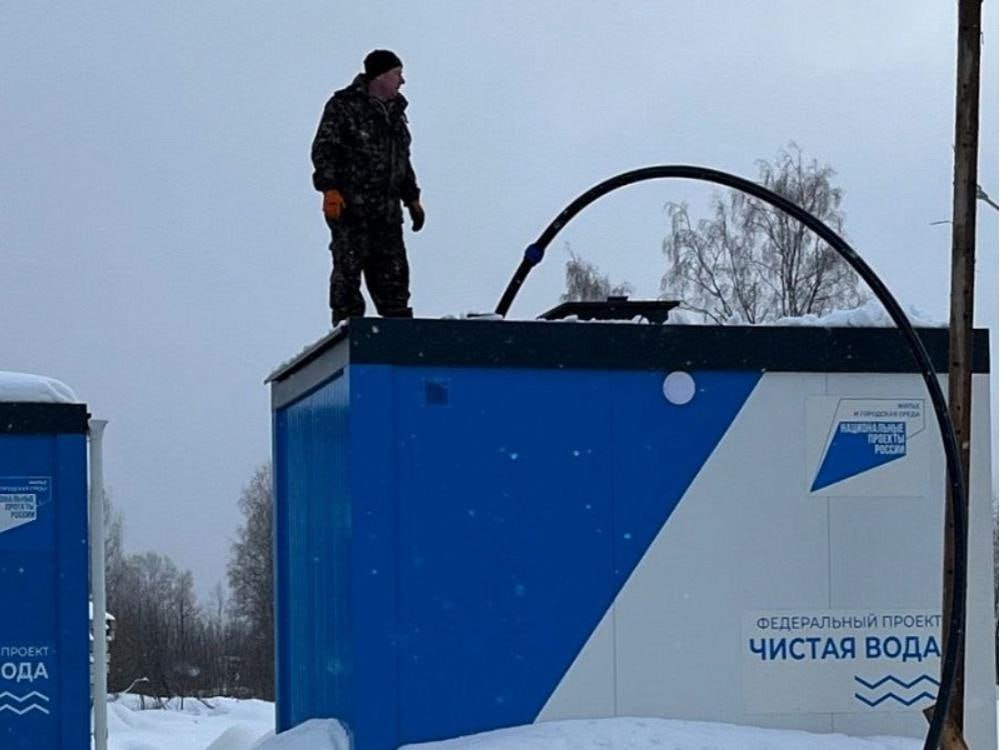 В Ерцево Коношского района заканчиваются работы на новой водонасосной станции  По данным районной администрации, в здании водоподготовки выполняются электромонтажные работы, водопроводные колодцы доукомплектовывают оставшимися к установке запорной арматурой и фасонными частями трубопровода.  Подрядчик погружает насосное оборудование в основную скважину. В ближайшее время ожидается поставка и монтаж шкафов управления в здании водонасосной станции первого подъема и водоподготовки. Прокладка трубопровода здесь выполнена в полном объеме — в размере 4,7 километра.  Фото пресс-службы областного правительства