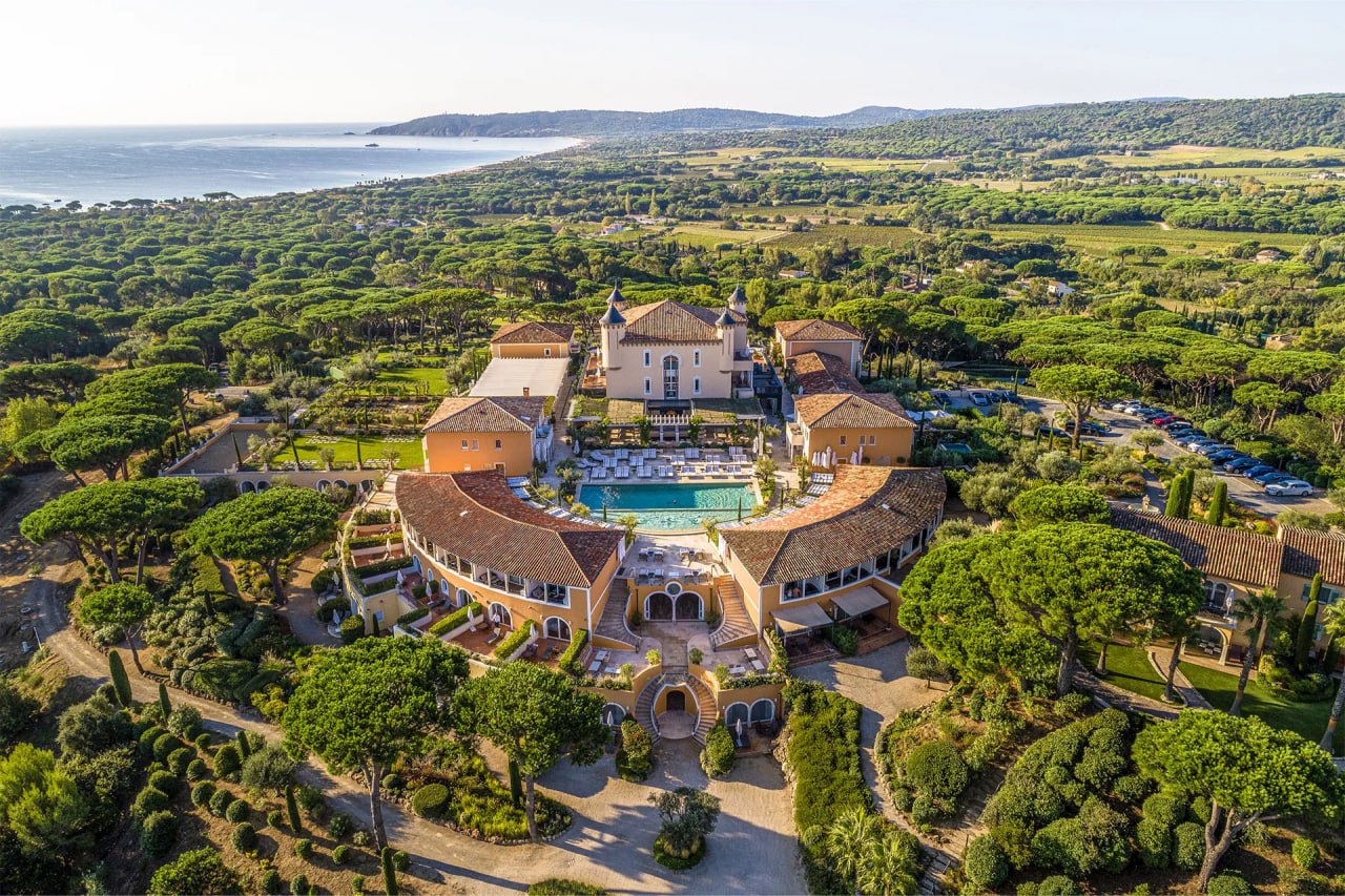 Четвертый сезон Белого лотоса снимут в замке XIX века в Сен Тропе Очередной главой антологии станет путешествие во Францию сообщает Variety Главной локацией выбран пятизвездочный отель Château de La Messardière на Лазурном Берегу Это бывший дворец XIX века стоимость ночи в котором стартует от 3000 Производство начнется в конце апреля и продлится до октября По традиции шоураннеры не ограничатся одной площадкой действие захватит Париж а инсайдеры не исключают что в сюжет органично впишут события Каннского кинофестиваля settersmedia news