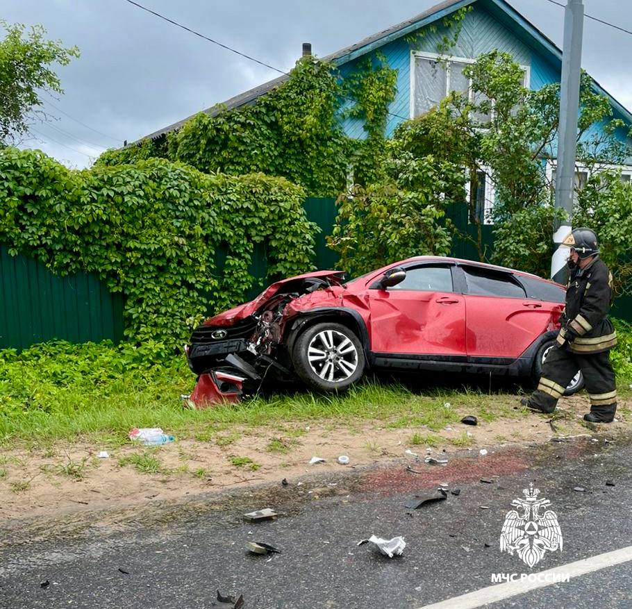Прямо сейчас сотрудники 2 9 ПСЧ ликвидируют последствия ДТП в районе деревни Гаврилково Конаковского МО, где произошло столкновение двух легковых автомобилей. Есть пострадавшие.