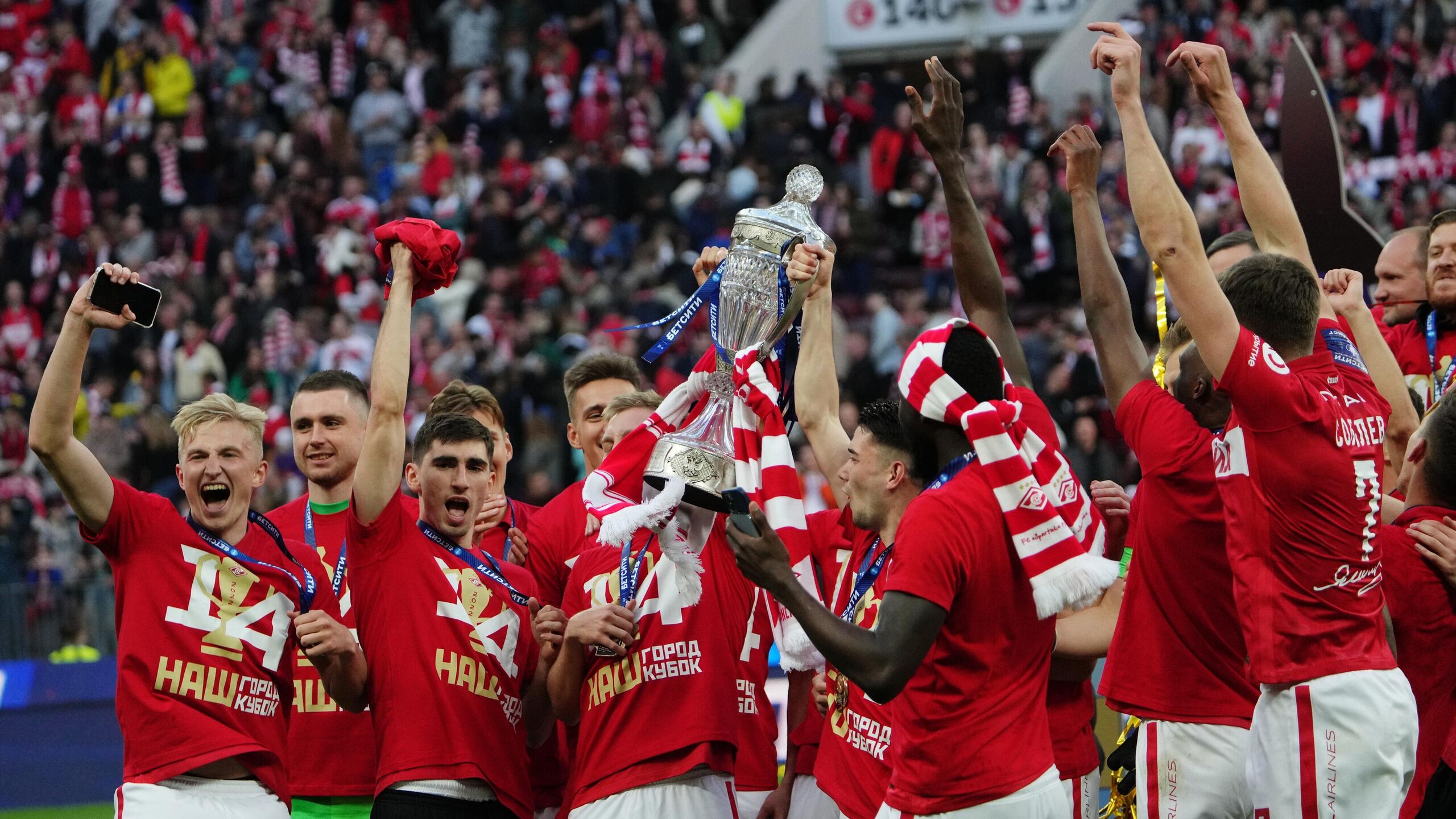 Московский Спартак обыграл сборную СССР в матче легенд памяти олимпийского чемпиона по футболу Никиты Симоняна Встреча прошла в Москве и завершилась со счетом 5 4 У сборной СССР по дублю оформили Сергей Кирьяков и Андрей Каряка В составе Спартака хет трик на счету Дениса Глушакова по голу забили Никита Баженов и Валерий Шмаров В заявку на матч попали также Андрей Тихонов Егор Титов Александр Мостовой Роман Шишкин Александр Самедов Игорь Колыванов Дмитрий Кузнецов Эрик Яхимович Заза Джанашия Александр Подшивалов Роман Березовский Тимофей Калачев Саркис Оганесян и другие футболисты из России и бывших союзных республик Тренерами команд были Эдуард Маркаров сборная СССР и Олег Романцев Спартак Гостями матча стали создатели фильма Золотой дубль а также актер Егор Бероев сыгравший в картине Симоняна