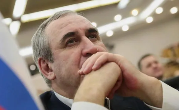 Депутат Госдумы Сергей Неверов снялся с предварительного голосования Единой России по отбору кандидатов на выборы в Госдуму Ранее он планировал побороться за право баллотироваться от партии власти на сентябрьских выборах в парламент в смоленском одномандатном округе 176 В видеообращении Неверов поблагодарил жителей Смоленской области и сказал что прошел большой путь в парламенте но продолжить его должен другой По словам политика он снимает свою кандидатуру с праймериз и просит поддержать на них участника военной операции на Украине Артема Корнюченкова По словам источника РБК в партии власти и собеседника близкого к администрации президента в этом округе планирует выдвинуться первый зампредседателя Справедливой России вице спикер Госдумы Александр Бабаков По итогам выборов 2021 года он прошел в Госдуму по партийному списку Фото Анна Исакова Госдума России  Канал РБК в Максе  Приложение РБК для iOS и Android