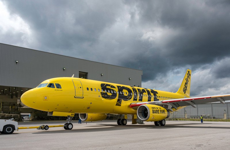 На рынке могут неожиданно появится более 90 самолетов A320neo Лизинговым компаниям вскоре вероятно придется искать новых клиентов для значительного количества самолетов Airbus семейства A320neo с редукторными двигателями Pratt Whitney GTF после того как испытывающий финансовые потрясения бюджетный американский перевозчик Spirit Airlines подал заявку на отказ от 87 таких узкофюзеляжных самолетов Проходящая повторную реструктуризацию и находящаяся под защитой от банкротства Spirit на прошлой неделе достигла договоренности с AerCap о возврате лизингодателю 27 самолетов семейства A320neo Теперь лоукостер рассчитывает отказаться еще от 87 узкофюзеляжных Airbus как классических ceo так и neo проведя переговоры с рядом лизинговых компаний Из этих 87 самолетов 67 neo многие из которых вероятно требуют технического обслуживания и доработок двигателей GTF По некоторым данным по состоянию на октябрь порядка 40 A320neo авиакомпании были выведены из расписания по причине проблем с двигателями Фото Airbus Подписаться на ATOjournal
