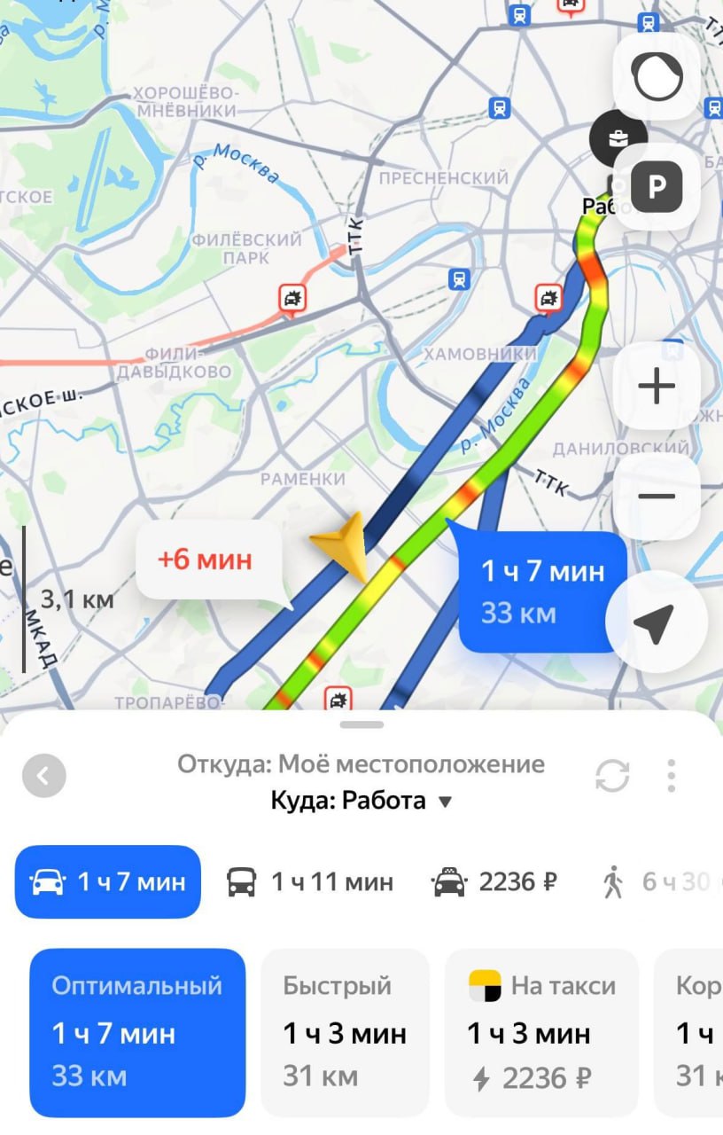 Яндекс Карты и Навигатор научились адаптировать маршруты под привычки водителей ML модель анализирует анонимные данные о поведении водителя как водитель пользуется предложенными маршрутами какие варианты пути выбирает чаще как далеко ездит и персонально ранжирует варианты маршрутов Сервисы теперь предлагают не только самый быстрый путь но и альтернативы оптимальный знакомый простой и другие всего более 10 видов Оптимальный скоринг по времени расстоянию и трафику Знакомый модель находит устойчивый паттерн в поездках и предлагает привычный маршрут отдельно В карточке система подсказывает какой вариант выбрать помимо самого быстрого Тот самый знакомый маршрут домой через любимую шавуху
