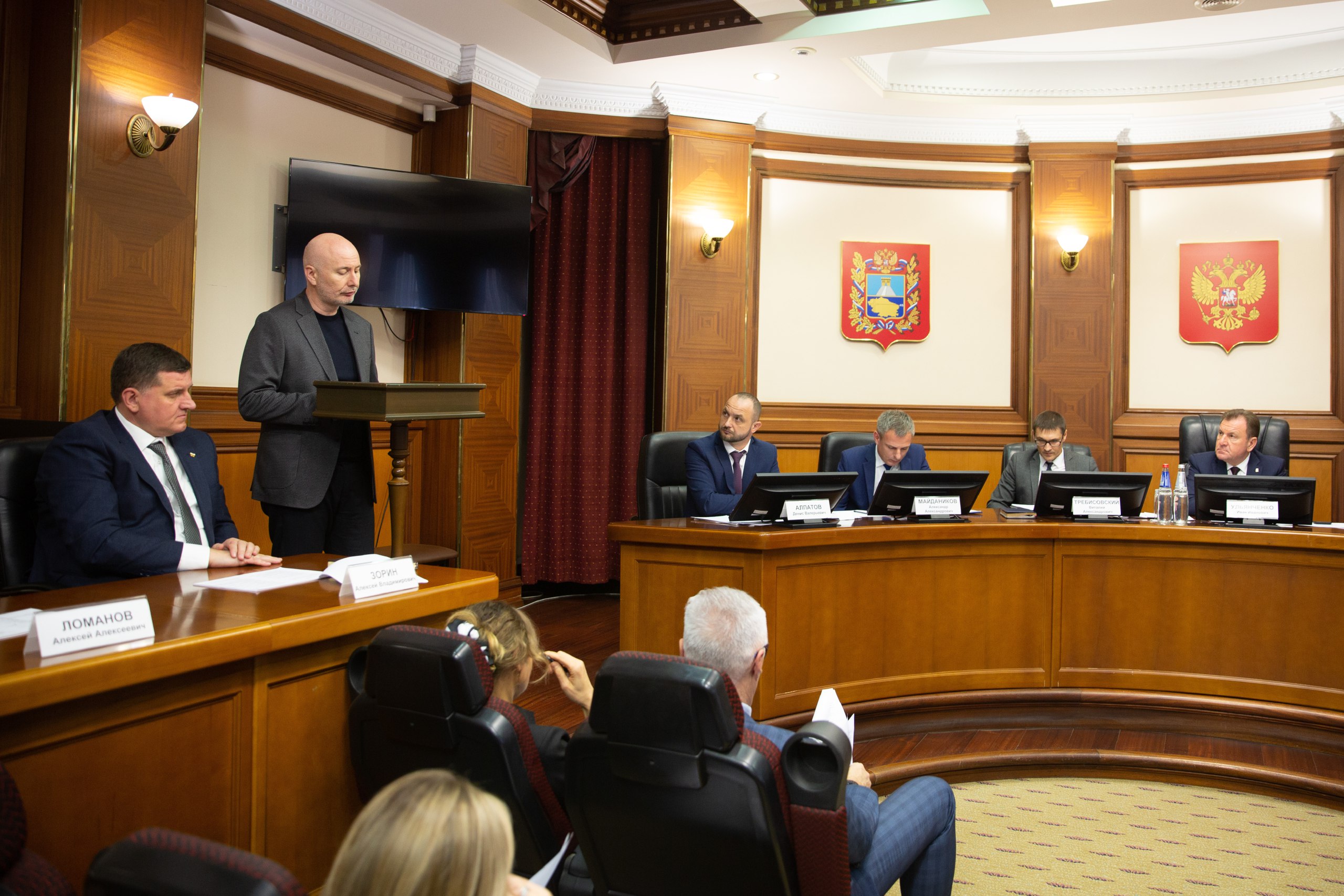 В администрации Ставрополя состоялось очередное заседание антитеррористической комиссии под руководством главы города Ивана Ульянченко Особое внимание участники уделили формированию антитеррористического мировоззрения у студентов Также комиссия обсудила меры по усилению защиты объектов транспортной инфраструктуры Кроме того участники заседания обсудили принимаемые меры по обеспечению безопасности в период подготовки и проведения новогодних и рождественских праздников Впереди больше 10 дней праздников и несмотря на отмену масштабных гуляний и фейерверков ответственность за безопасность жителей и гостей Ставрополя остается приоритетной задачей прокомментировал заседание АТК Иван Ульянченко По итогам встречи были приняты решения направленные на усиление защиты объектов и обеспечение безопасности граждан