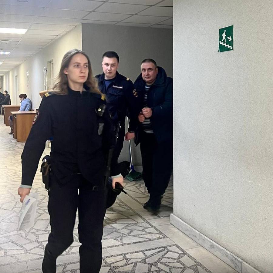 Экс-министр ЖКХ Николай Смирнов освобождён из СИЗО Свердловский суд изменил меру пресечения для бывшего министра ЖКХ Николая Смирнова — его отпустили из-под стражи и назначили запрет определённых действий. Напомним, что Смирнов был задержан в январе и отправлен в СИЗО. Он обвиняется в получении взятки в особо крупном размере. Новости Екб тут