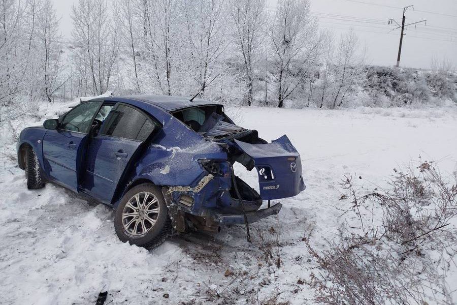 Под Минусинском 57-летняя водитель погибла в ДТП на встречке  В Минусинском районе произошло ДТП, в котором погибла женщина-водитель 57 лет, сообщили в ГАИ.  По предварительным данным, все случилось сегодня, 19 декабря, в районе 9 утра у одного из выездов на трассу Р-257 «Енисей» в Минусинском районе. 57-летняя автомобилистка на «Мазде» пошла на обгон двух идущих впереди машин, выехала на встречную полосу и столкнулась с «Тойотой» под управлением 38-летнего водителя.  В результате женщина скончалась до приезда скорой помощи.  Newslab