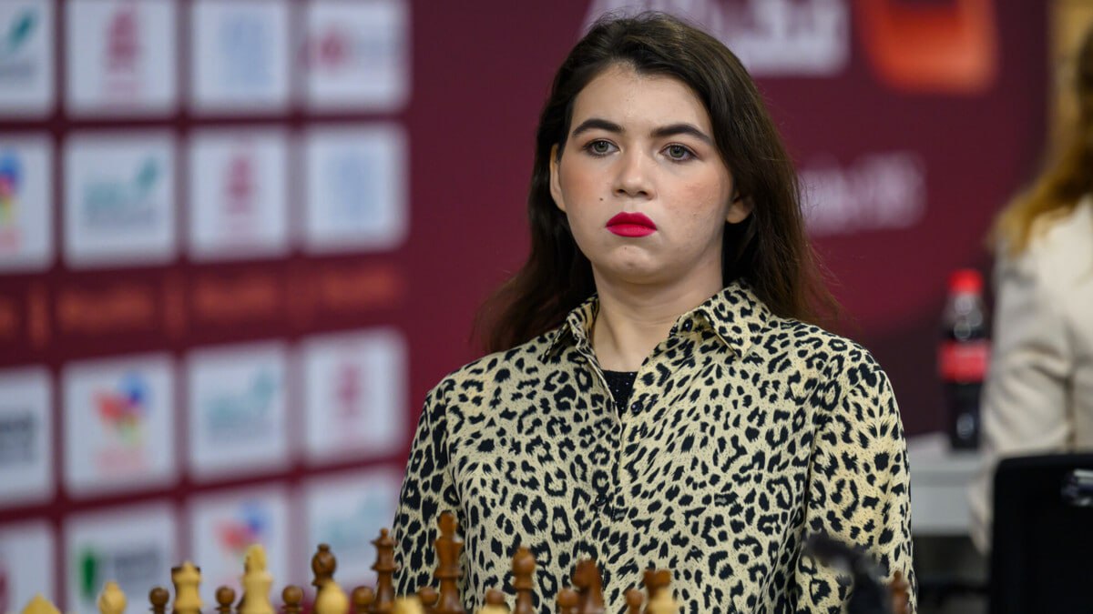 Александра Горячкина стала победительницей чемпионата мира по рапиду который проходил в Дохе По итогам 11 туров по 8 5 очка набрали Горячкина Чжу Цзиньэр и Хампи Конеру из Индии которая выиграла ЧМ 2024 По дополнительным показателям россиянка и китаянка опередили Конеру и вышли на тай брейк В дополнительных партиях в блиц Александра обыграла соперницу со счетом 1 5 0 5 news matchtv NurPhoto Getty Images