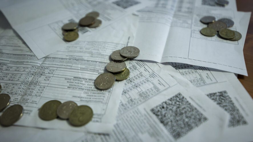Татарстанцы оплатят обновление сетей ЖКХ на 15 млрд рублей Татарстан направит почти 27 млрд рублей на реконструкцию и модернизацию коммунальной инфраструктуры в 2025 году. Большая часть этой суммы — деньги жителей, собранные по инвестпрограммам ресурсных организаций. Несмотря на масштаб финансирования, обновить удастся лишь около 2% изношенных сетей, хотя в замене нуждается треть. Эксперты KazanFirst отмечают: без инвестиций модернизация невозможна, но контролировать траты ресурсных компаний сложнее, чем государственные деньги. Подробнее — в материале. KazanFirst в бот