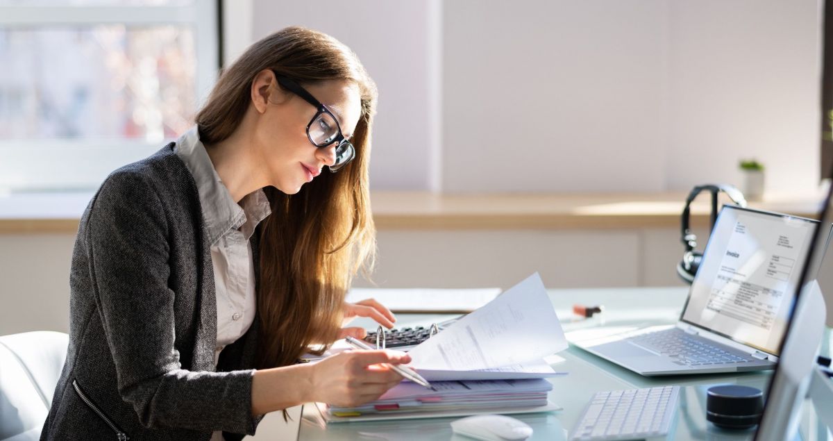 С какого момента применяется обновленный ФСБУ 4 2023 Минфин разъяснил изменения внесенные в ФСБУ 4 2023 Бухгалтерская финансовая отчетность вступают в силу с 16 12 2025 и подлежат обязательному применению начиная с годовой бухотчетности за 2025 г Напомним что в обновленном ФСБУ скорректировано условие признания актива оборотным в бухгалтерском балансе уточнены наименования показателей отчетности представляемой в госорганы отсылки на отдельные пункты и подпункты коды показателей ℹ Источник Информационное сообщение Минфина от 08 12 2025 ИС учет 60 Больше новостей на сайте Главной книги