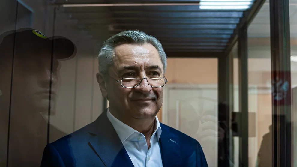 Бывший вице премьер Башкирии Алан Марзаев обвиняемый в вымогательстве и получении взяток вчера вновь заявил о заказном характере дела По его словам правоохранительные органы неоднократно пытались выйти на него с 2021 года в том числе с помощью уголовных дел в отношении других лиц а на злополучной встрече в ресторане Терраса обсуждались не откаты как полагает следствие а создание Ассоциации дорожных строителей Фото Идэль Гумеров Коммерсантъ Подписывайтесь на Ъ Уфа Оставляйте бусты