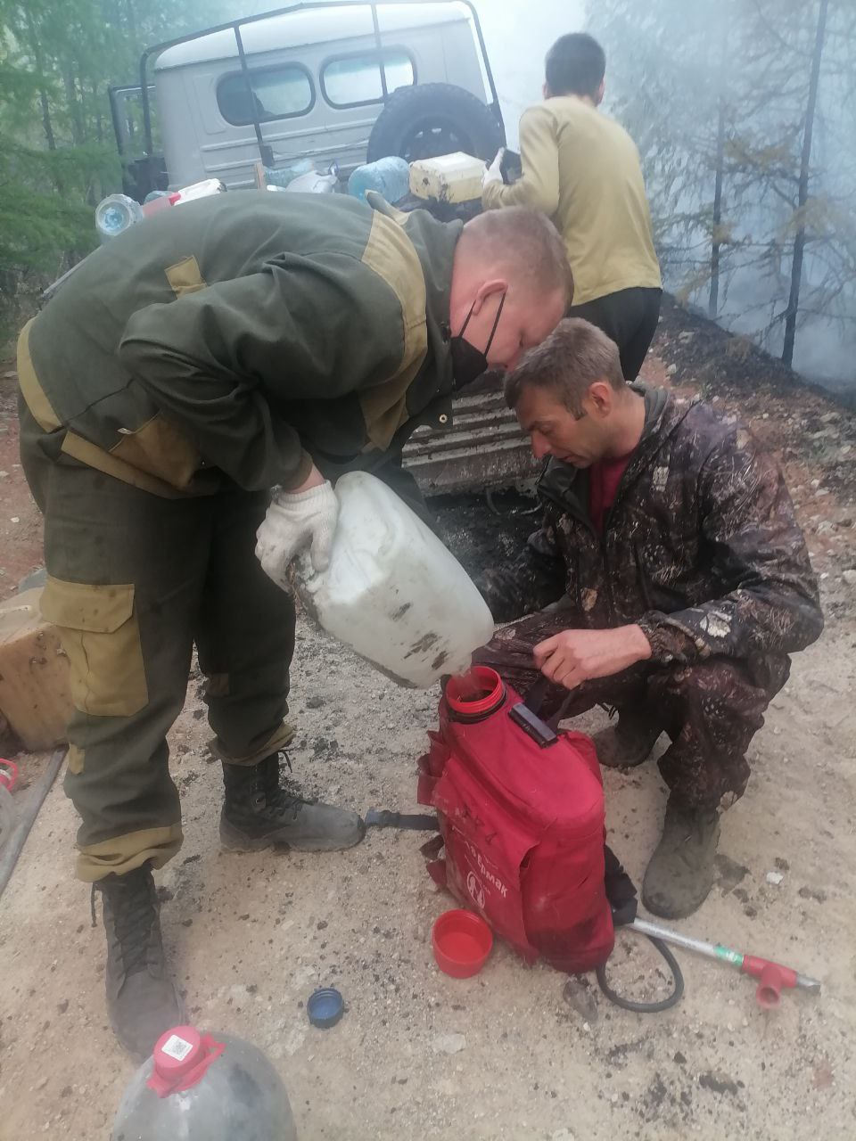 Лесные пожарные остановили "голову" пожара в посёлке Дарасун Лесные пожарные локализовали "голову" огня в посёлке Дарасун. Огонь подобрался к трём улицам. По сообщению начальника Карымского участка "Забайкаллесхоза" Алёны Жирновой, от активного очага пожара до улицы Лазо осталось приблизительно 1,7 км, а до улицы Бугровая — около 1,2 км. Однако, на улице Бугровая удалось остановить распространение огня. Сейчас пламя продолжает угрожать третьей улице, к которой направляется группа пожарных. Для ликвидации возгорания на месте работает более 20 лесных огнеборцев. В работе задействованы бульдозер, трактор и другие машины. На защите посёлка стоят пожарные "Забайкаллесхоза", сотрудники МЧС региона, местные пожарные, добровольцы и жители посёлка. Фото: Минприроды Забайкалья. ChitaMedia Забайкальский край