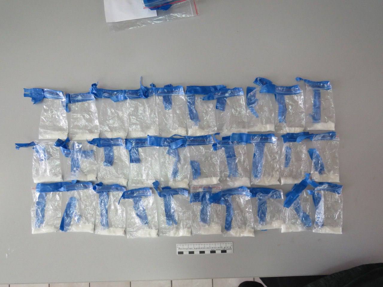 В Норильске полицейские изъяли из незаконного оборота около 30 граммов синтетического наркотика В результате оперативно-розыскных мероприятий сотрудники Отдела по контролю за оборотом наркотиков ОМВД России по г. Норильску задержали мужчину, подозреваемого в сбыте запрещенных веществ. Полицейские установили, что житель г. Улан-Удэ 1961 г.р. является розничным закладчиком, работающим в одном из интернет-магазинов, и прибыл в Норильск для реализации запрещенных веществ бесконтактным способом через тайники. В ходе досмотра задержанного полицейские обнаружили 30 свертков с веществом белого цвета. Согласно заключению экспертизы, изъятое является мефедроном общей массой около 30 граммов. Следственным отделом в отношении подозреваемого возбуждено уголовное дело по статье «Незаконные производство, сбыт или пересылка наркотических средств». Ему грозит до 20 лет лишения свободы. На время следствия злоумышленник заключен под стражу. Оперативники проверяют мужчину на причастность к совершению аналогичных преступлений. ГУ МВД России по Красноярскому краю