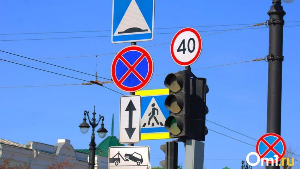 В Омске установят новые светофоры на опасных участках дорог Специалисты подрядной организации «Экоми» начали работы по установке светофоров на четырёх аварийно опасных участках улиц: Краснознамённой — Донецкой, Мельничной — 1-й и 2-й Казахстанской, Кемеровской — Вавилова и Новокирпичной. Работы идут в рамках регионального проекта «Безопасность дорожного движения». Завершить установку планируют к 1 сентября 2025 года. Кроме того, за счёт городского бюджета установят светофор на пересечении Русско-Полянского тракта и дороги на посёлок Мелиораторов. Его должны запустить до 15 сентября.