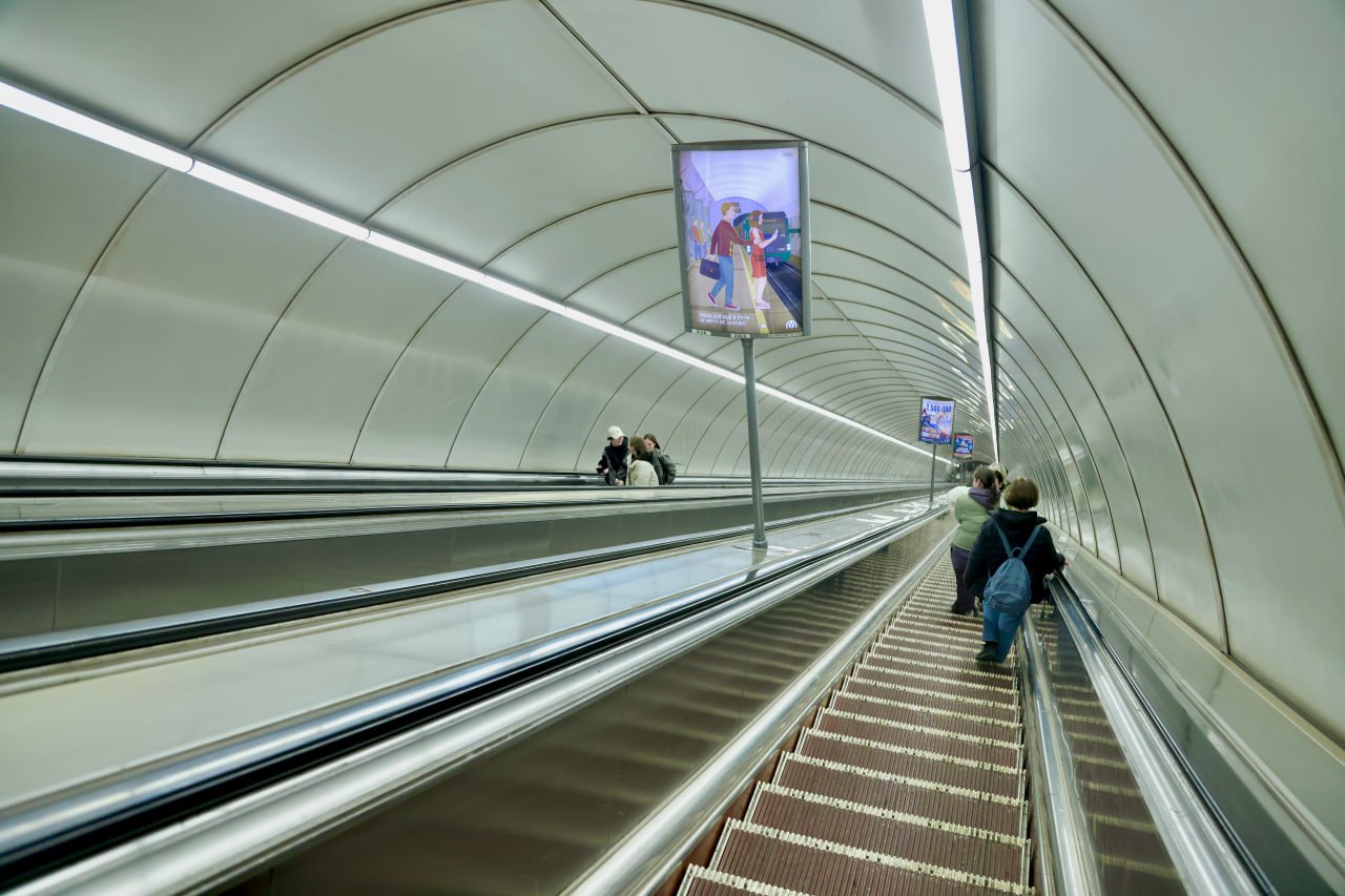Работу Петербургского метрополитена в ночь на 1 мая продлят. Это связано с поздним начало матча Кубка России между петербургским «Зенитом» и московским ЦСКА. Игра пройдет на «Газпром Арене».  Станции закроются для входа и выхода пассажиров на 30 минут позже обычного времени.  Фото: Павел Гофман/Город+