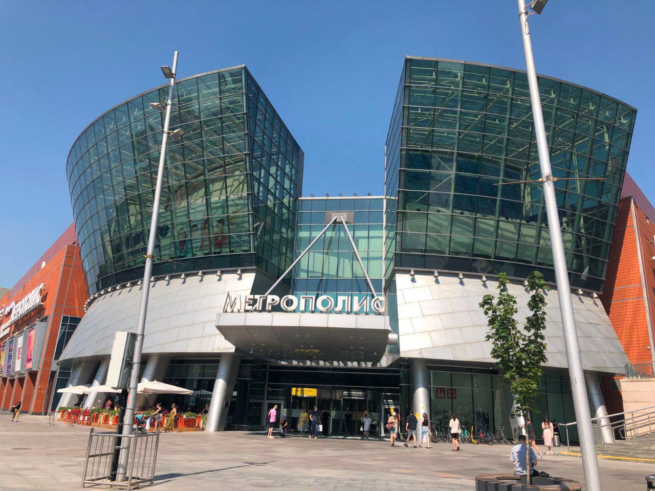 Пожар в торговом центре «Метрополис» в Москве — BAZA По предварительным данным возгорание началось на подземном паркинге ТЦ предварительно в серверной МТС . Из здания эвакуированы 30 человек. На месте работают оперативные службы. ЧП / Москва
