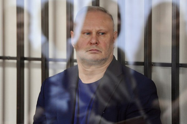 Замминистра дорожного хозяйства и транспорта Челябинской области Станислав Харченко принял взятку в виде подаренного ко дню рождения смартфона за 165 тыс. рублей, который он не стал декларировать. Помимо этого он обвиняется в превышении должностных полномочий. В челябинском миндортрансе силовики собрали уже целый флеш-рояль из коррумпированных чиновников, похитивших 3 млрд рублей при исполнении госконтрактов. Подписывайтесь, продолжение следует: