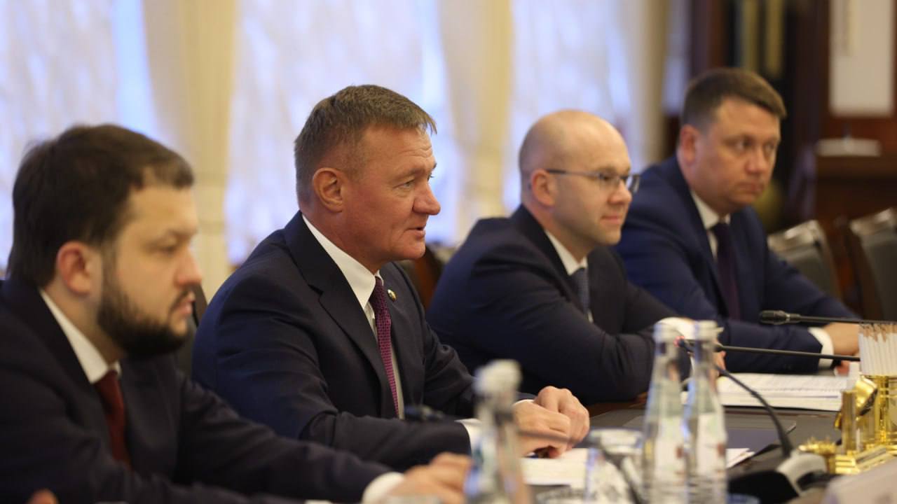 Губернатор Вологодской области Георгий Филимонов вчера встретился с Министром транспорта Российской Федерации Романом Владимировичем Старовойтом. И обсудил с ним инфраструктурные проекты, приуроченные к подготовке 880-летия областной столицы. На встрече обсудили реконструкцию аэропорта в Вологде с удлинением взлетно-посадочной полосы до 2,5 км. Строительство Некрасовского моста и малого транспортного кольца, который очень важен для разгрузки улично-дорожной сети Вологды. Обсудили начало строительства Западного подъезда к Вологде уже в 2026 году. Георгий Филимонов: Благодарю Министра транспорта России Романа Владимировича Старовойта и руководителя Федерального агентства воздушного транспорта Росавиация Дмитрия Викторовича Ядрова и всех профильных коллег, принимавших участие в совещании, за предметный разговор, поддержку и конкретные результаты для региона. Связаться с Вологодским Городовым или предложить новость: