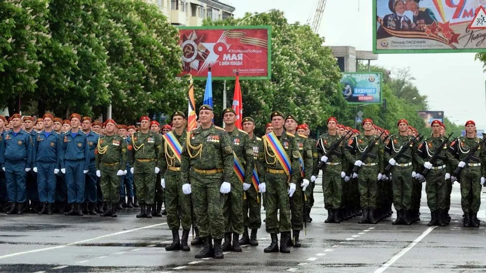 Власти Луганской Народной Республики пока еще обсуждают возможность проведения массовых мероприятий в День Победы  На масштабное празднование 9 Мая влияет военная обстановка в регионе и вопросы безопасности. Пока вопрос в проработке, сообщил ТАСС руководитель администрации главы ЛНР Алексей Самойлов.   Источник: Правительство ЛНР            Вконтакте       Одноклаcсники