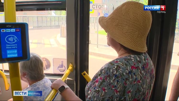 В Перми на линию вышли новые автобусы Глава города Перми Эдуард Соснин сообщил о выходе новых автобусов на ряд городских маршрутов Перми. Подвижной состав обновился на маршрутах №2, 7, 32, 40, 47, 60, 77, 78, 80, а по маршрутам №27 и №53 поехали новые автобусы-гармошки. Современные низкопольные машины оборудованы кондиционерами, увеличенным количеством валидаторов, медиапанелями и USB-розетками, датчиками подсчёта пассажиропотока и системой навигационного контроля.. Кроме того, машины имеют стеклопакеты для лучшего сохранения микроклимата в салоне, а также датчики дистанционного контроля работы климатической установки.