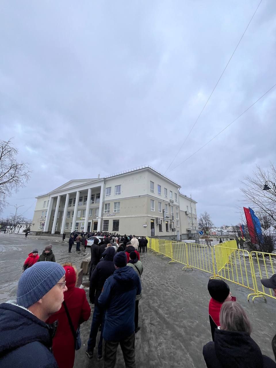 Выставка трофейной техники СВО на Украине откроется в Пскове сегодня в 11:00 на ул. Карла Маркса.  Судя по всему, намечается ажиотаж, граждане в нетерпении уже занимают очередь.