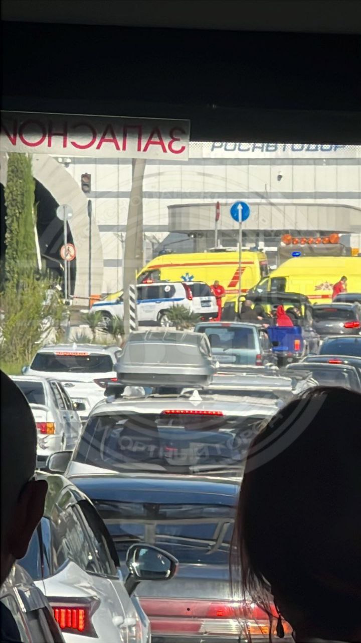 Жёсткая авария на дублёре Курортного проспекта Несколько минут назад, в районе Яна Фабрициуса, возле «автодорожного института», произошло серьёзное ДТП с участием нескольких машин, включая карету скорой помощи! На месте работают медики и сотрудники ГИБДД. Предварительно, есть пострадавшие. Обстоятельства аварии выясняются. Собралась огромная пробка в сторону Адлера. :