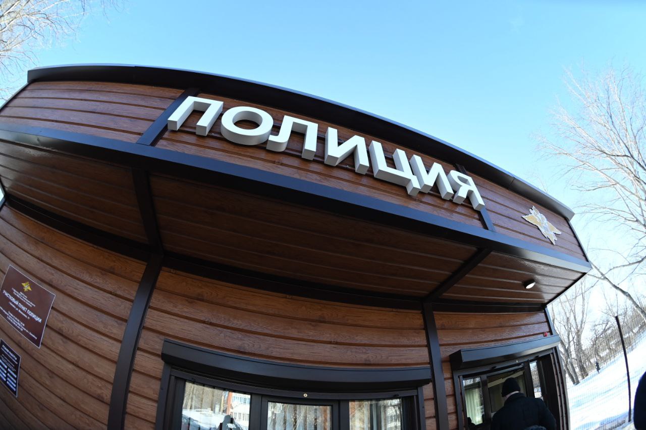 На Южном Урале в 2026 году появится 5 модульных пунктов полиции Сегодня в главном управлении МВД по Челябинской области состоялось заседание коллегии в ходе которого были подведены итоги работы полиции в прошлом году и обозначены планы на год нынешний Участие в работе коллегии принял глава Южного Урала Алексей Текслер Он поблагодарил личный состав МВД за работу по обеспечению безопасности выборов в региональное Заксобрание Выборы прошли на высоком организационном уровне и в этом есть большая заслуга южноуральских полицейских подчеркнул глава региона Также губернатор обозначил планы областного правительства по укреплению материально технической базы регионального полицейского главка В частности будет продолжено строительство модульных пунктов полиции Проект реализовывается с 2022 года За это время в разных муниципалитетах Челябинской области появилось 17 быстровозводимых пункта полиции В этом году запланировано строительство ещё 5 poolN74 eugenejut