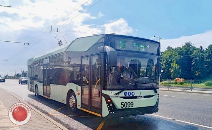 Автоматический вызов милиции в автобус внедрили в Минске — установили специальные кнопки.  Такую же функцию добавили и в смартфоны контролеров.     Не открывается ссылка? Попробуйте эту или скачайте наше приложение для Android или iOS.