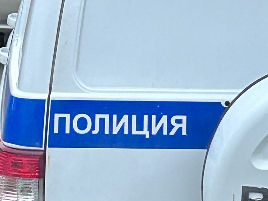 Бывшую начальницу рязанского почтового отделения обвиняют в том, что она присвоила себе больше 670 тысяч рублей Как сообщает УМВД России по области, завершено расследование и направлено в суд уголовное дело в отношении 50-летней жительницы Рязани, которая ранее занимала должность начальника одного из отделений почтовой связи. Женщине инкриминируется совершение мошенничества и присвоения вверенных денежных средств, а также преступлений в сфере информационной безопасности с использованием служебного положения. В рамках расследования установлено, что в ноябре 2022 года она с помощью служебного аппаратно-программного комплекса, выполнила 15 зачислений на свой счет в банке денежных средств на общую сумму 336 500 рублей. Чтобы скрыть исчезновение денег, она вносила в отчетную документацию в ведомственной информационной системе ложные сведения. Согласно материалам дела, в феврале 2023 года руководитель совершила два факта присвоения наличных денежных средств из кассы организации, которые предназначались дл...