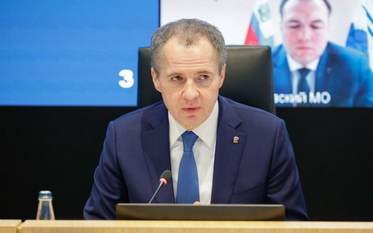 Гладков поручил усилить контроль за строительством оборонных объектов в Белгородской области Губернатор Белгородской области Вячеслав Гладков поручил усилить контроль за качеством строительства и оформлением финансовых документов при возведении оборонительных сооружений в регионе. На еженедельном оперативном совещании глава региона потребовал создать постоянно действующую рабочую группу, которая будет заниматься дополнительными проверками расходования федеральных средств во всех контрактах, связанных не только с Минобороны, но и другими силовыми структурами. Заместителю губернатора — руководителю администрации Александру Лоренцу поручено подготовить распоряжение о формировании новой комиссии. В ее состав войдут представители аппарата правительства, министерств финансов и строительства, а также правового управления области. Гладков подчеркнул, что проверки должны охватывать не только физические объемы выполненных работ, но и качество подготовки всей финансовой документации. По его словам, по результатам каждой проверки материалы по контрактам будут направлены в прокуратуру для усиления внутреннего контроля и в связи со сложностью текущей ситуации. «Исполненных работ много, часть из них уже выявила нарушения — там деньги были возвращены в федеральный бюджет. Проводятся и проверки правоохранительных органов, и всем их вопросам нужно давать максимальные ответы», — отметил губернатор. Он добавил, что внутренняя комиссия необходима из-за большого количества контрактов. «Мы должны четко понимать и нести ответственность за каждый федеральный рубль», - сказал он. Глава региона также заявил о важности прозрачности и эффективности использования средств при реализации подобных масштабных проектов.