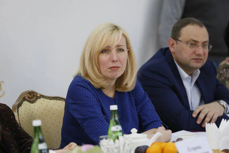 Глава Минздрава Кубани отказался от дачи показаний по делу экс вице губернатора Миньковой 20 апреля глава Минздрава Краснодарского края Евгений Филиппов отказался от дачи показаний в суде по уголовному делу бывшего вице губернатора Анны Миньковой Он воспользовался правом оглашения ранее данных показаний Филиппов проходит по делу в качестве свидетеля со стороны обвинения В суде он заявил Прошу огласить ранее данные показания Гособвинитель подал ходатайство об оглашении ранее полученных в ходе следствия показаний Филиппова и суд удовлетворил это ходатайство Ранее в январе 2026 года в кабинете Филиппова проходили обыски Они были связаны с уголовным делом Анны Миньковой которая курировала социальную сферу Кубани включая здравоохранение По версии следствия Минькова могла быть причастна к махинациям в сфере здравоохранения а Филиппов мог знать о её противоправной деятельности Сам Евгений Филиппов был задержан в марте 2026 года по подозрению в мошенничестве в особо крупном размере с использованием служебного положения ч 4 ст 159 УК РФ По данным следствия с 2013 года он незаконно приобретал недвижимость оформляя её на родственников и аффилированных лиц Общая стоимость активов превысила 1 млрд рублей В собственности Филиппова и связанных с ним лиц насчитывалось 57 объектов недвижимости включая квартиры апартаменты земельные участки и нежилые помещения В апреле 2026 года Октябрьский райсуд Краснодара удовлетворил иск прокуратуры об обращении в доход государства имущества Филиппова и аффилированных лиц Конфискованы 49 земельных участков 34 жилых и 71 нежилое помещение денежные средства в размере 214 8 млн рублей 1 кг золота и доли в уставном капитале восьми коммерческих организаций Анна Минькова находится под домашним арестом В феврале 2026 года Генпрокуратура подала иск об изъятии её имущества которое по мнению надзорного ведомства было приобретено на неподтверждённые доходы Суд удовлетворил требования взыскав с ответчиков денежные средства составляющие эквивалент стоимости ранее проданного имущества в размере более 90 млн рублей Плохо грузит Telegram Читай и смотри в MAX