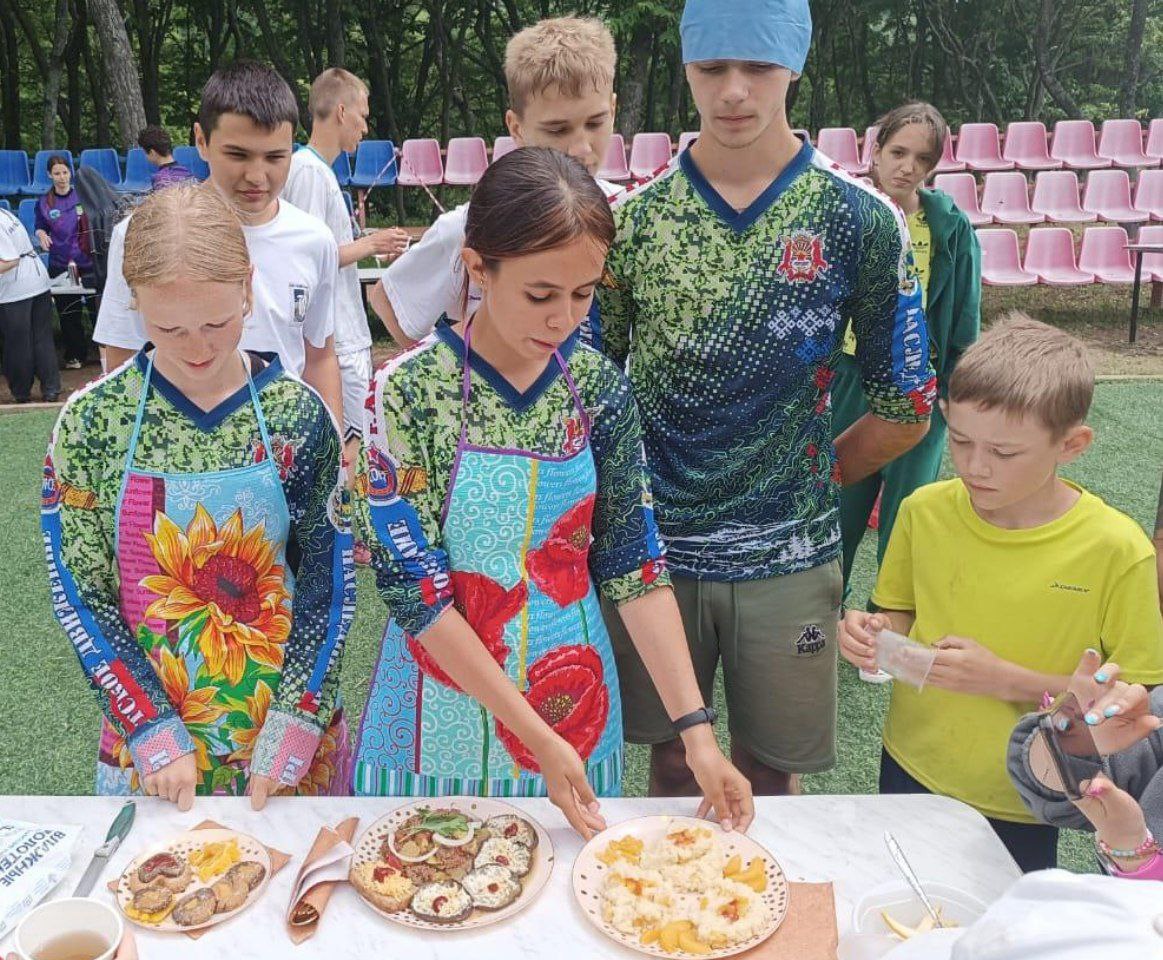 Юные артёмовцы стали победителями региональных соревнований «Школа безопасности 2025» Ребята из кружка «Юный спасатель» Станции юных техников приняли участие в XXVII региональных соревнованиях «Школа безопасности 2025». Всего за победу в краевых соревнованиях боролись 150 ребят со всего Приморья, сообщили в администрации АГО. Артёмовские ребята стали победителями региональных соревнованиях «Школа безопасности 2025». Возрастная группа 15-16 лет старшая - 5 команд участников: 1 место – команда «Кадеты», школа №18 и Гимназия №1 Возрастная группа 13-14 лет младшая - 8 команд участников: 1 место - команда «Кадеты Артема», школа №18 2 место - команда «Вершина», Станция юных техников Команды-победители награждены грамотами и кубками, участники команд – медалями.