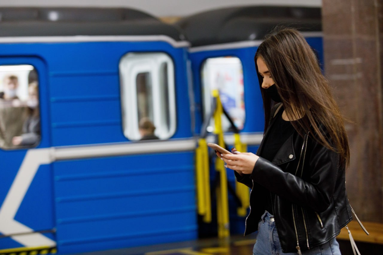Сотрудники екатеринбургского метро начнут проверять работают ли телефоны у пассажиров При досмотре на входе в станцию метро пассажиров будут просить показать работающие экраны телефонов ноутбуков фото видео и аудиотехники Такую меру ввели для усиления антитеррористической защищенности и со временем она станет стандартной процедурой как проход через рамки металлодетектора и сканирование сумок Ужесточение контроля за девайсами объясняется высокой вероятностью применения подобных устройств для нанесения ущерба безопасности пассажиров и инфраструктуре метрополитена поскольку они могут быть использованы в качестве взрывного устройства а в корпусе можно пронести взрывоопасные или запрещенные к перевозке вещества сообщили в официальном телеграм канале Екатеринбургского метрополитена Пассажиров просят заранее включать устройства и следить за тем чтобы они не были разряженными Так в метро надеются избежать очередей на входе Важно отметить что содержимое девайсов фото сообщения приложения и т д не проверяется и не интересует службу транспортной безопасности добавили в администрации метро