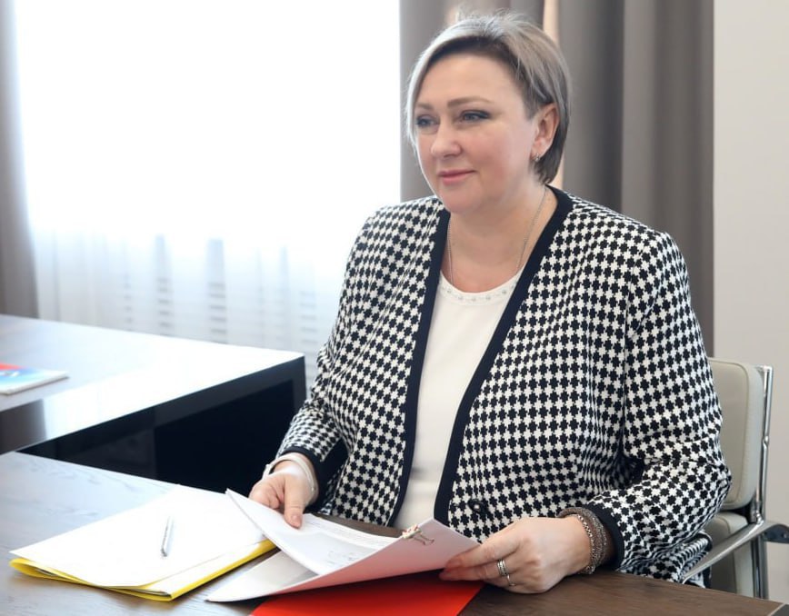 Вечерний Хабаровск Новым замом губернатора ЕАО назначена Наталья Канделя В областном правительстве она будет отвечать за реализацию полномочий в сферах здравоохранения социального обеспечения и социальной поддержки семьи материнства и детства опеки за детьми записи актов гражданского состояния а также труда и занятости населения На этом посту Наталья Канделя сменила Валерия Жукова показавшего себя как очень неудачливый руководитель но получившего повышение и перешедшего на должность председателя правительства В органах соцзащиты она работает с 2004 года Последние 8 лет руководила комитетом позже департаментом социальной защиты населения правительства ЕАО Подпишись на телеграм канал подробнее на канале Вечерний Хабаровск