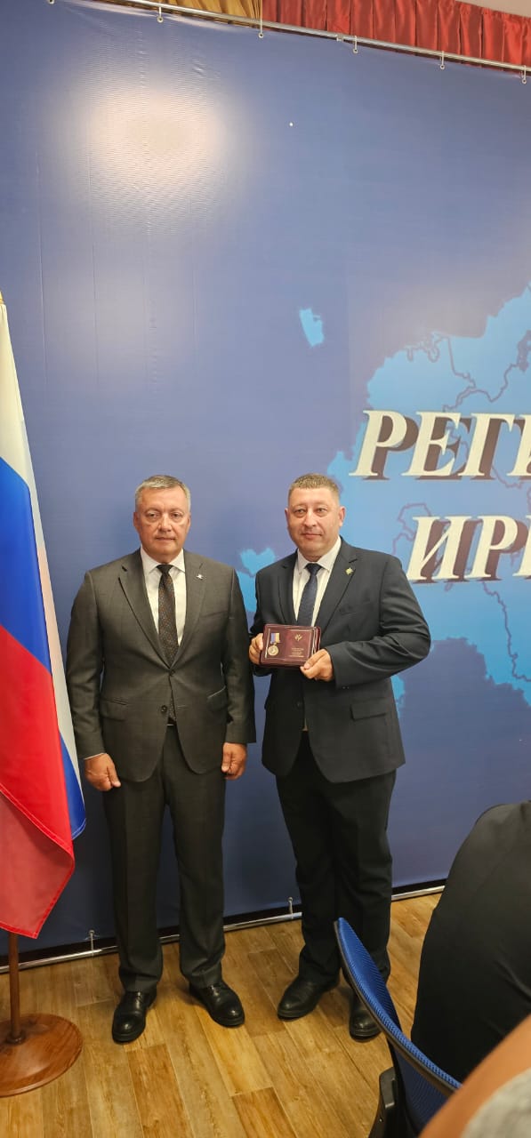 На заседании Регионального совета Иркутской области в городе Черемхово представители муниципального сообщества региона были отмечены заслуженными наградами. Награды вручил Губернатор Иркутской области Игорь Кобзев. Медалью Всероссийской ассоциации развития местного самоуправления «За развитие местного самоуправления» награждены: Липатов Евгений Владимирович – мэр муниципального образования «Качугский район», председатель комитета по строительству и дорожному хозяйству Ассоциации муниципальных образований Иркутской области. Никитина Наталья Владимировна – мэр Зиминского муниципального района. Почетной грамотой Ассоциации муниципальных образований Иркутской области «За существенный вклад в развитие местного самоуправления Иркутской области» награжден: Хошхоев Борис Михайлович – мэр Осинского муниципального района.