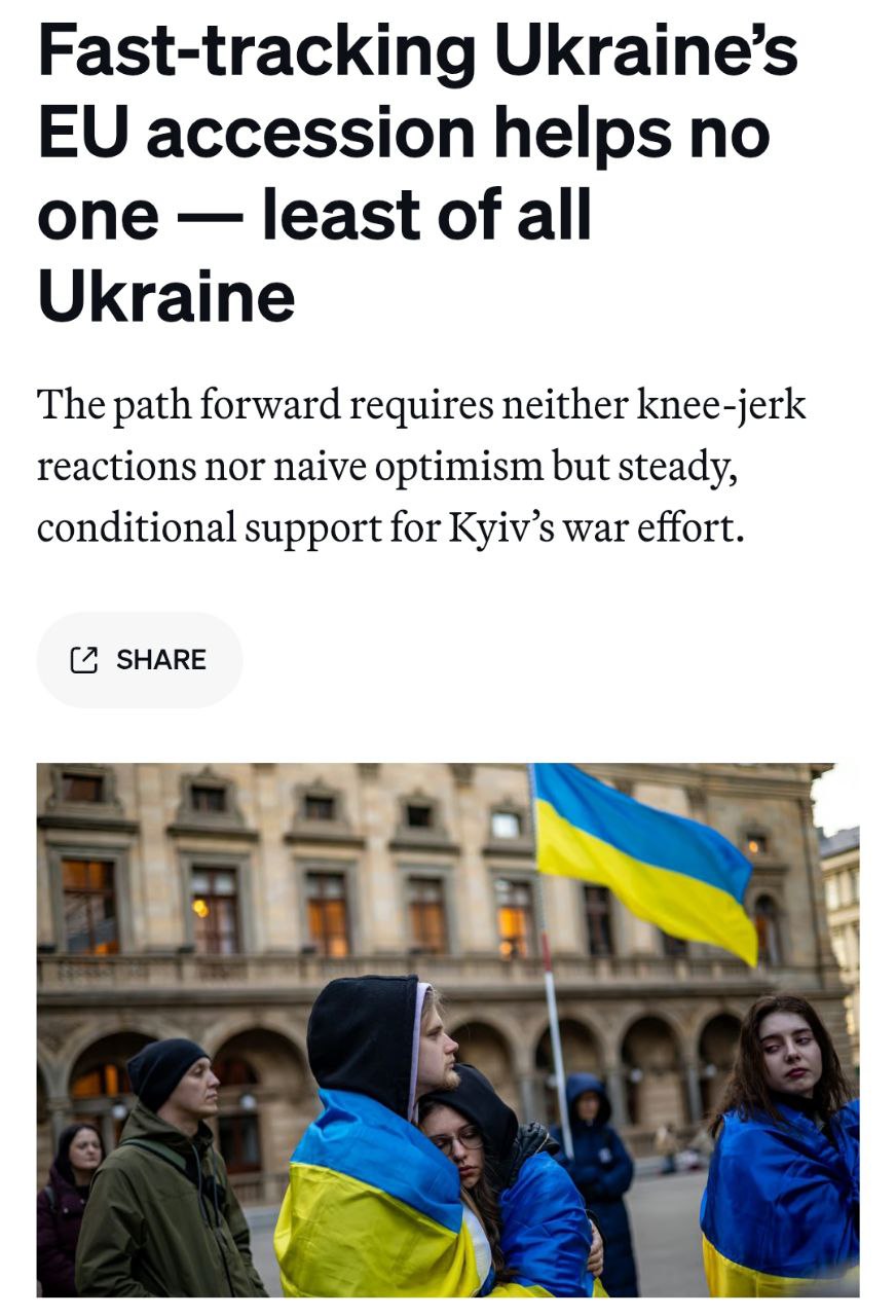 POLITICO: Ускоренное вступление Украины в ЕС никому не поможет — и уж точно не Украине Издание в своей публикации приводит оценку экспертов о нецелесообразности радикального ускорения процесса евроинтеграции Украины , что «грозит изменить бюджетную структуру блока и поставить под угрозу единство». В случает принятия такого решения страна сразу же станет крупнейшим получателем средств ЕС, что лишит или значительно сократит дотации таких «укрофилов» как Латвия, Литва и Эстония, которые только и держатся за счёт поступлений из ЕС. Кроме того, эти средства мгновенно будут разворованы, так как Украина остается самым коррумпированным государством европейского континента. На реформы констатируется могут потребоваться десятилетия. В России эти выводы не являются открытием и поэтому данный вопрос уже давно не стоит на повестке высших должностных лиц Российской Федерации. Вместе с тем, вступление Украины в ЕС потенциально содержит вполне реальные военные риски для России. В настоящее время европейская бюрократия, при поддержке отдельных глав государств, активно лоббируют вопрос создания единой европейской армии . Для этого уже решаются вопросы стандартизации и модернизации логистической инфраструктуры в целях повышения возможностей перемещения военного транспорта и грузов через все страны блока. Одновременно создаётся единый инструмент оборонных закупок по установленному перечню вооружения, произведенного в европейских странах, что призвано ликвидировать «оружейный зоопарк» и стимулировать местных производителей. Для перевооружения армий будут запущены кредитные инструменты финансирования военных закупок. Уже предусмотрено выделение на эти цели 800 млрд. евро до 2029 года. Кроме того, будут внедрены единые системы ПВО/ПРО и освещения надводной обстановки. Фактически эти решения направлены на создание европейского аналога НАТО без США. Это позволит обойти предполагаемое вето или обещание американцев недопустить вступление Украины в альянс, что является одним из условий российской стороны для прекращения конфликта. Два майора