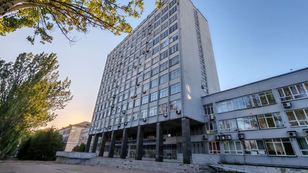 Количество бюджетных мест в вузах ДНР будет увеличено В прошлом учебном году было предоставлено 8950 бюджетных мест, а к следующему учебному году это число увеличат до 9200, сообщил Глава ДНР Денис Пушилин в ходе прямой линии. Конкретное число бесплатных мест по специальностям формируется исходя из реальных потребностей экономики региона. По словам Дениса Пушилина, наиболее востребованными сферами в Республике в настоящий момент являются IT, сельское хозяйство, инженерно-технические специальности, медицина и педагогика. Глава региона призвал абитуриентов обратить внимание на эти направления. Фото: Всё о ДНР