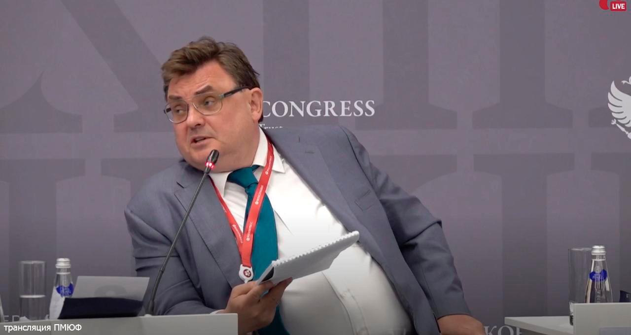 Лучше бы декабристы не будили Герцена. Министр юстиции РФ Константин Чуйченко на ПМЮФ резко раскритиковал восставших в 1825 году. «Я уже говорил о том, что, оценивая мятеж декабристов, практически я ничего не нашел положительного в их поступках. Если мы будем смотреть их поведение до и после, тоже мы выявим зачастую отсутствие благородства», — заявил он на сессии «Правовые идеи декабристов: pro et contra. Уроки истории», в которой изначально должен был также принять участие Владимир Мединский. По мнению Чуйченко, России в то время нужно было отсутствие потрясений и революций, чтобы провести назревшие реформы, но декабристы своим восстанием отсрочили изменения и зародили «то, что называется революционной борьбой». «Конечно же, лучше бы они не будили Герцена, пусть бы он спокойно спал. Я думаю, Россия тогда бы сейчас, наверное, была другой страной. Но тем не менее, что сделано, то сделано», — заключил он.