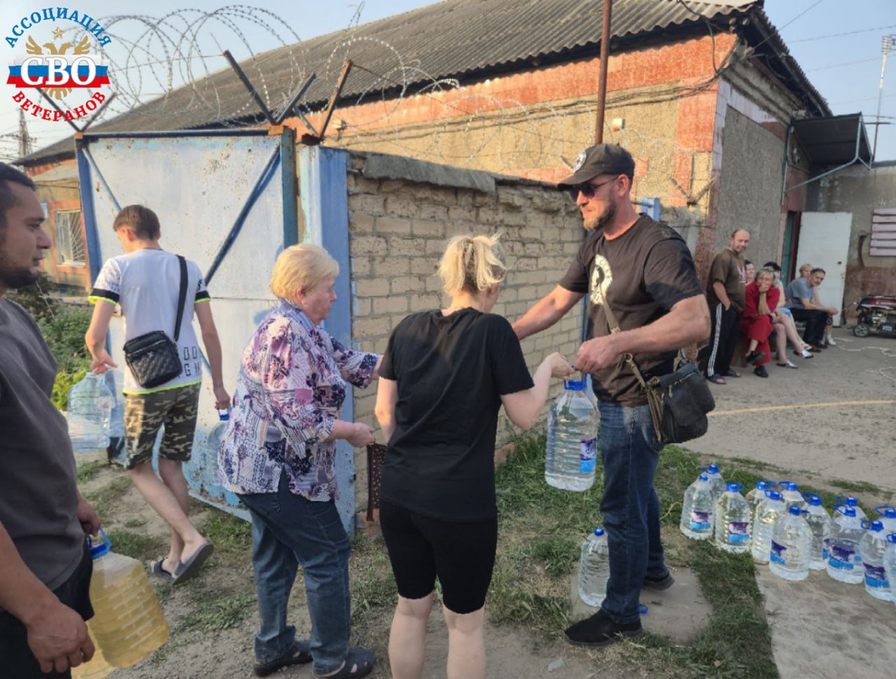 Члены Ассоциации ветеранов СВО совместно с  администрацией  Мелитополя  раздали  бутилированную питьевую  воду  на Авиагородке, который после атаки ВСУ на объекты критической инфраструктуры остался без воды и электричества.