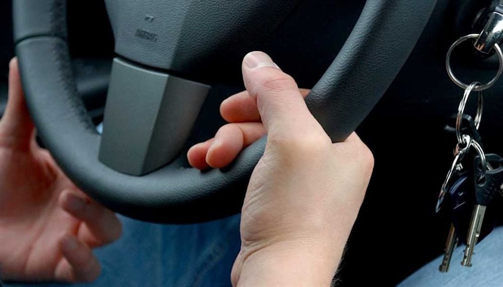 Сотрудники полиции сработали на опережение и задержали угонщика до поступления ориентировки на автомобиль Жительница села Засопка обратилась в полицию с заявлением об угоне её автомобиля Тойота Таун Айс Ноах припаркованного в гараже  Сотрудники следственно оперативной группы ОМВД России по Читинскому району установили что машина была оставлена на ночь в гараже на территории частного домовладения с ключами внутри а утром владелица не обнаружила её на месте В ходе оперативных мероприятий полицейские установили личность возможного подозреваемого Им оказался ранее судимый житель Иркутска приехавший в Забайкальский край на заработки Выяснилось что злоумышленник находясь в состоянии алкогольного опьянения зашёл на территорию домовладения к своим знакомым где увидел открытый гараж и автомобиль с ключами в замке зажигания Он решил воспользоваться им чтобы уехать в Иркутск  На пути следования с целью проверки документов сотрудники Госавтоинспекции которые несли службу на федеральной трассе Байкал остановили водителя Он не смог предъявить документы на автомобиль более того находился с признаками опьянения Пока шла процедура оформления нарушений ПДД поступила ориентировка о том что автомобиль угнан  Подозреваемого доставили в отдел полиции и в порядке части 2 статьи 12 26 КоАП РФ поместили до суда в специальное помещение для содержания лиц задержанных в административном порядке Транспортное средство возвращено законной владелице в исправном состоянии Подписывайтесь на наши страницы в MAX Telegram VK