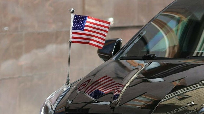 США призвали своих граждан немедленно покинуть Иран Посольство США предупредило американских граждан в Иране о необходимости срочного выезда без расчета на помощь государства передает ArbatMedia Дипломатическое ведомство рекомендовало заблаговременно разработать маршрут самостоятельного отъезда из страны Власти подчеркнули что консульская поддержка может быть ограничена Представители посольства предупредили о вероятных технических сложностях возможны перебои в работе интернета и отмена авиасообщения Американцам советуют учитывать эти факторы при планировании выезда Прислать новость