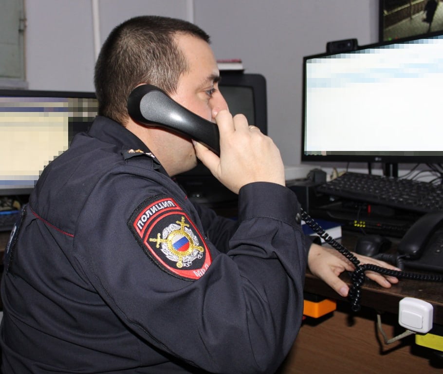 Полицией Тахтамукайского района возбуждено уголовное дело по факту мошенничества под предлогом дополнительного заработка.  Статистику дистанционного мошенничества в ноябре на территории Адыгеи открыло обращение в полицию 31-летней жительницы Тахтамукайского района. Женщина сообщила, что в середине текущей недели, посредством одного из мессенджеров, с ней на связь вышли незнакомцы, которые предложили легкий способ дистанционного заработка. Потерпевшая согласилась.  Как вскоре выяснилось, суть предлагаемой «работы» заключалась в том, чтобы выполнять простые манипуляции на торговых онлайн-платформах, а также вносить собственные деньги на посторонние реквизиты,  якобы, совершая покупки , чтобы затем получать свои вложения с процентной надбавкой.  Следует отметить, что первые перечисления доверчивой гражданки составляли не более 1-2 тысяч рублей. При этом женщина, действительно, получала назад суммы, превышающие ее собственные траты.  Вскоре после этого задания стали усложняться - потерпевшую просили осуществлять более крупные денежные переводы. Думая, что по такому же принципу получит и существенную прибыль, гражданка перевела на посторонние счета более 200 тысяч рублей. Однако, никаких обратных перечислений женщина так и не дождалась.  Получив очередное указание, внести на чужие реквизиты еще более внушительную сумму, потерпевшая поняла, что связалась с мошенниками и обратилась в полицию.  В настоящее время следствием отдела МВД России по Тахтамукайскому району возбуждено уголовное дело по части 2 статьи 159 УК России «Мошенничество, совершенное с причинением значительного ущерба гражданину».  Пресс-служба МВД по Республике Адыгея  МВД по РА   Подписаться Смотрите нас на Rutube