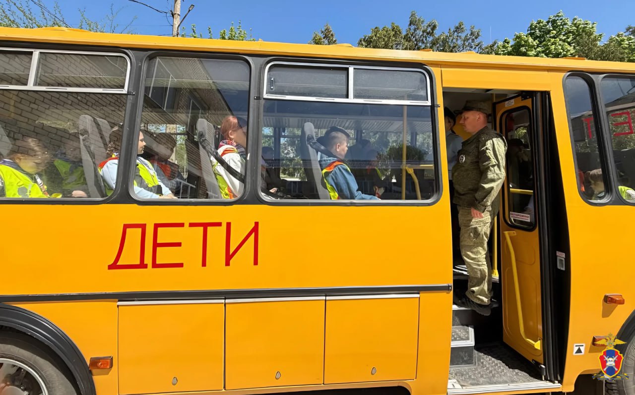 В Чаплинском округе госавтоинспекторы провели урок дорожной безопасности в школьном автобусе Детям объяснили правила поведения в автобусе, напомнили о важном значении ремней безопасности, а также разъяснили правила безопасного перехода дороги. "Кроме того, сотрудники побеседовали с водителями автобусов, которые занимаются групповыми перевозками детей, и разместили брошюры на информационном стенде в салоне автобуса", — говорится в сообщении. ПОДПИСАТЬСЯ НА ТАВРИЮ