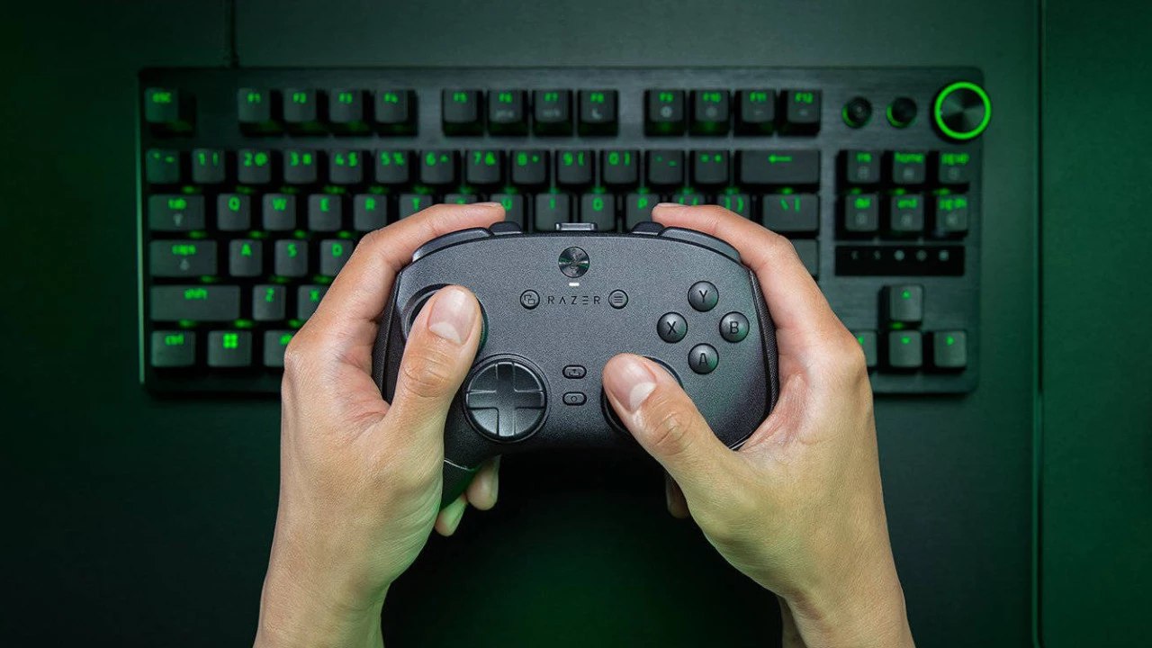 Состоялся анонс геймпада Razer Wolverine V3 Pro 8K за 200 баксов   Новая модель с TMR-джойстиками  без дрифта , 8000 Гц опроса и 6 программируемыми кнопками. Версия Pro  $200  поддерживает беспроводное подключение, Tournament Edition  $120  - проводная. Для киберспортсменов и требовательных игроков.